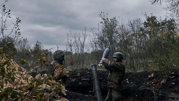 Ukrainische Soldaten beschießen russische Stellungen in Bachmut mit einem Granatwerfer., © Libkos/AP/dpa