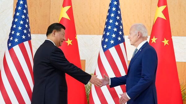 US-Präsident Joe Biden schüttelt dem chinesischen Präsidenten Xi Jinping bei ihrem Treffen vor dem G20-Gipfel die Hand., © Alex Brandon/AP/dpa