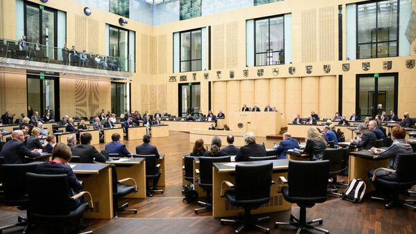 Die Mitglieder des Bundesrats sitzen in der Sondersitzung des Deutschen Bundesrats zu den Dezember-Soforthilfen und dem geplanten Bürgergeld., © Bernd von Jutrczenka/dpa