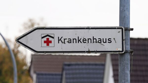 Ein Hinweisschild mit der Aufschrift «Krankenhaus» weist den Weg zur Klinik., © Marcus Brandt/dpa/Symbolbild