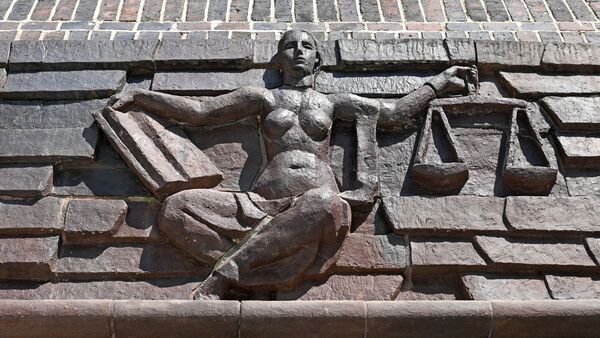 Blick auf die Justitia über dem Eingang eines Landgerichts., © Hendrik Schmidt/dpa-Zentralbild/dpa/Symbolbild