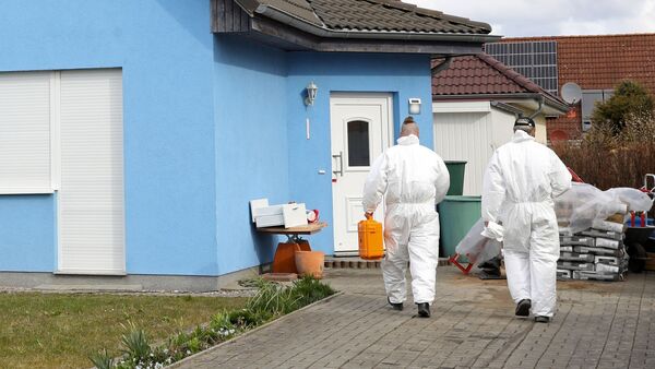 Mitarbeiter der Kriminaltechnik gehen in ein Haus in Rövershagen, in dem drei Menschen getötet worden sein sollen., © Bernd Wüstneck/dpa
