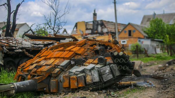 Ein zerstörter Panzer sowjetischer Bauart in einem ukrainischen Dorf östlich von Charkiw., © Aziz Karimov/SOPA Images via ZUMA Press Wire/dpa