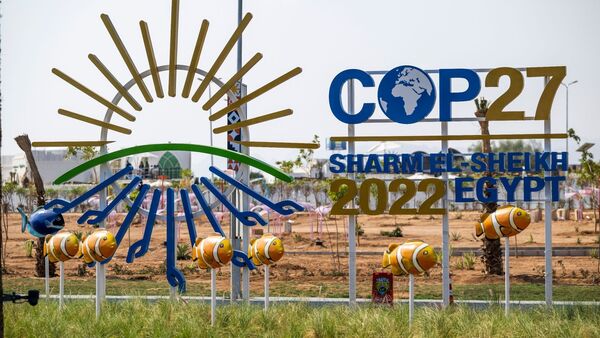 Vor dem offiziellen Gelände für Protestaktionen der Green Zone“ vom UN-Klimagipfel COP27 steht das Logo der UN-Klimakonferenz“., © Christophe Gateau/dpa