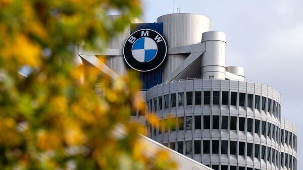 Das Logo von BMW ist an der Firmenzentrale in München zu sehen., © Sven Hoppe/dpa