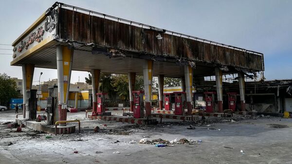 Bei Protesten gegen die Verteuerung und Rationierung von Benzin brannte im November 2019 eine Tankstelle ab., © Abdolvahed Mirzazadeh/ISNA/AP/dpa/Archiv