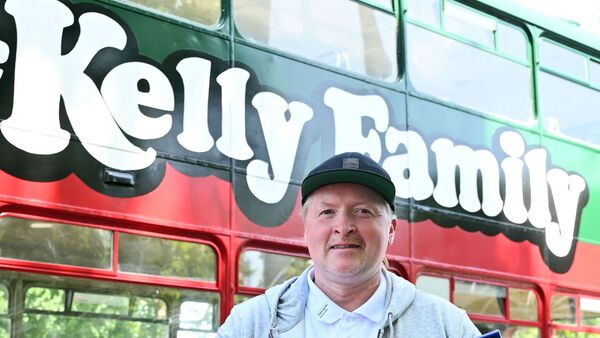 Joey Kelly im Sommer vor dem Bus der Kelly-Family., © Uli Deck/dpa