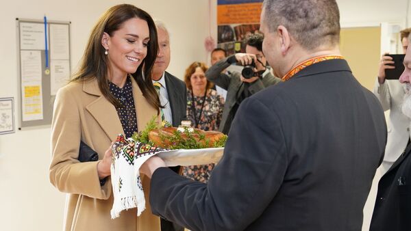 Kate (l), Prinzessin von Wales, besucht ein ukrainisches Gemeinschaftszentrum in Reading., © Paul Edwards/The Sun/PA Wire/dpa
