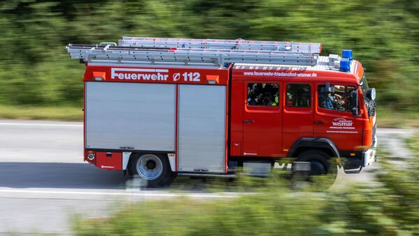 Ein Löschfahrzeug der Feuerwehr fährt zu einem Einsatz., © Jens Büttner/dpa-Zentralbild/dpa/Symbolbild