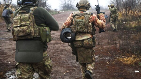Ukrainische Soldaten ändern ihre Position an einem ungenannten Ort in der Region Donezk., © Roman Chop/AP/dpa