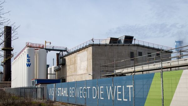Vor den Lech-Stahlwerken hängt ein Transparent mit der Aufschrift «Unser Stahl bewegt die Welt»., © Stefan Puchner/dpa/Archivbild