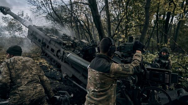 Ukrainische Soldaten feuern aus einer von den USA gelieferten Haubitze M777., © Libkos/AP/dpa
