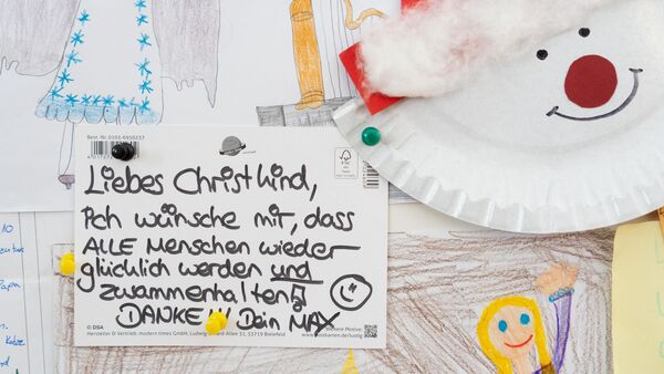 "Liebes Christkind, ..." - Briefe von Kindern an das Christkind hängen an einer Tafel im Weihnachtspostamt., © Nicolas Armer/dpa/Symbolbild