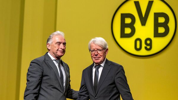 Der neue BVB-Präsident Reinhold Lunow (l) übernimmt die Amtsgeschäfte von Reinhard Rauball., © David Inderlied/dpa