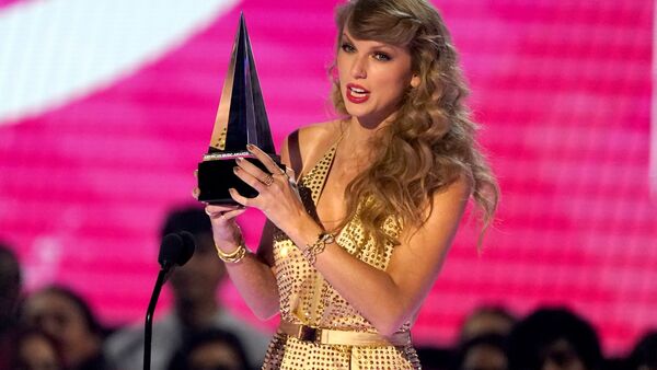 Taylor Swift nimmt den Preis für das beste Musikvideo bei den American Music Awards 2022 entgegen., © Chris Pizzello/Invision/AP/dpa
