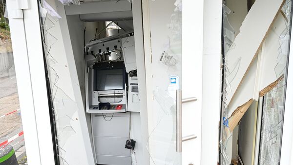 Völlig zerstört: So sieht ein freistehender Geldautomat der Volksbank Mainz nach einem Angriff aus., © Arne Dedert/dpa