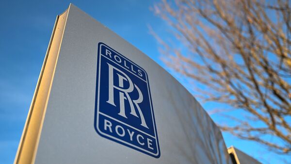 Das Logo von Rolls Royce ist auf einer Stehle angebracht., © Felix Kästle/dpa/Archivbild