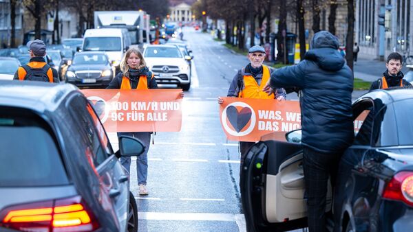 Klimaaktivisten der «Letzten Generation» blockieren auf der Prinzregentenstraße den Verkehr., © Lennart Preiss/dpa