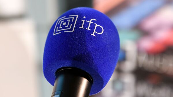 Ein Mikrofon trägt das Logo des Instituts zur Förderung publizistischen Nachwuchses (ifp)., © Tobias Hase/dpa/Symbolbild
