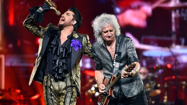 Adam Lambert (l) und Brian May von Queen bei einem Auftritt in Chicago 2019., © Rob Grabowski/Invision/AP/dpa