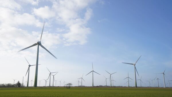 Windenergieanlagen stehen auf einem Feld., © Marcus Brandt/dpa/Symbolbild
