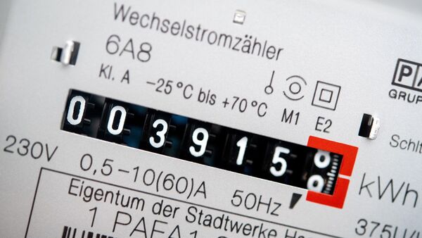 Ein Wechselstromzähler zeigt den aktuellen Zählerstand in Kilowattstunden in einem Haushalt an., © Hauke-Christian Dittrich/dpa/Symbolbild