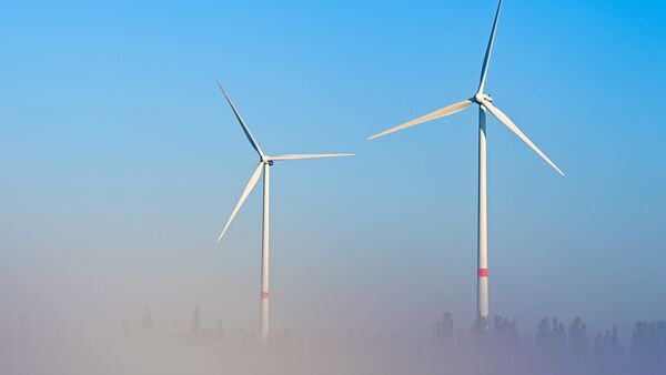 Windenergieanlagen stehen im Morgennebel., © Patrick Pleul/dpa-Zentralbild/dpa/Symbolbild
